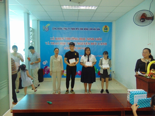 Lễ khen thưởng học sinh giỏi và trao học bỗng Nguyễn Đức Cảnh năm 2018