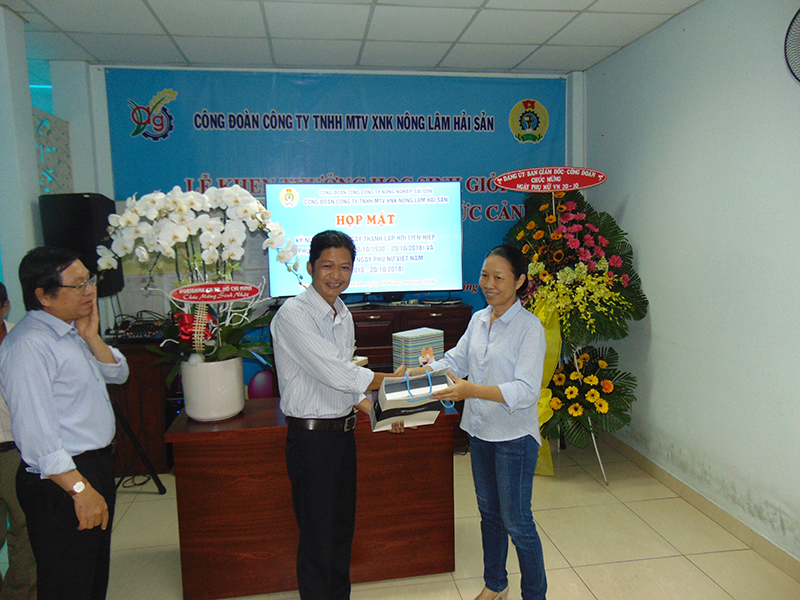 Meeting to mark the 88th anniversary of the founding of the Vietnam Women"s Union on October 20